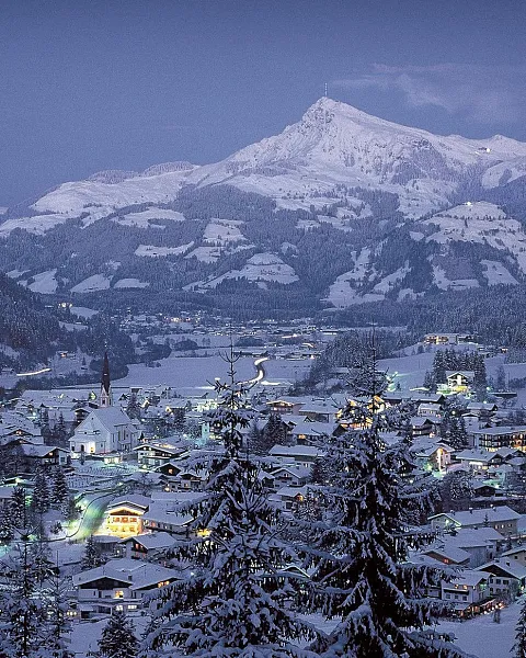 kam_000075_blickaufdenverschneitenortkirchberg_archivkitzbueheleralpenbrixental.j.jpg